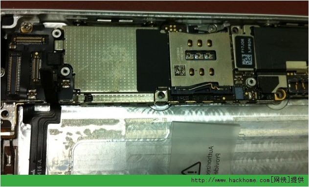 各位蘋果iphone5的果粉們大家好!記得去年有蘋果的專用粉色版讓很多女性用戶心動不已,現在iphonec和iphone5s都要快出來了,如果想給自己的愛機換個外觀,其實也不是太難的,網俠小編現在就來分享一下有網友親自更新后蓋的圖文教程,讓你的iphone5與眾不同哦!具體教程如下: 首先,需要購買一個原裝后蓋樓主始終是個屌絲,原諒樓主沒錢買全新的原裝殼,可能買了一個原裝稍微有一點瑕疵的后蓋此殼為原裝加工噴漆,售價180元(包后蓋玻璃和4個按鍵)百分百原裝。 第一步:拿好多個分裝盒,準備裝卸載下來的螺絲